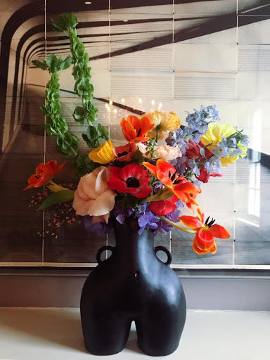 Love Handles Vasi -  Svartur Mattur